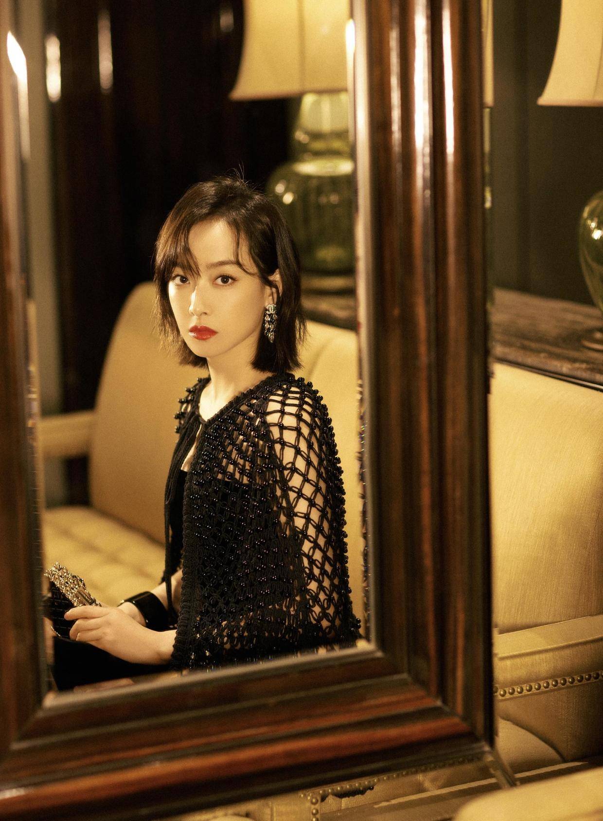 黑色 宋茜也太放得开了，穿黑色抹胸裙配网格披肩，一点不丑还挺潮