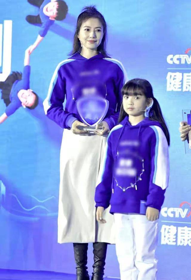 服装 高圆圆带女儿参加闺蜜聚会！孩子梳刘海像赵又廷，超可爱