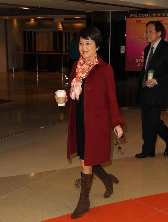 黑色 赌王四太梁安琪终于不扮嫩，认真穿小香风连衣裙，气场很难被超越