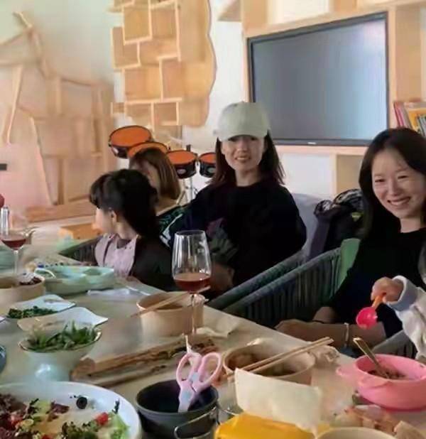 服装 高圆圆带女儿参加闺蜜聚会！孩子梳刘海像赵又廷，超可爱