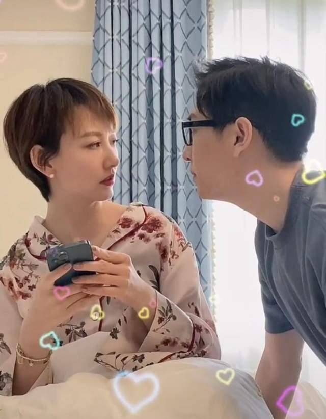 主持人李好与老婆吃快餐晓敏半蹲秀大长腿脚上穿恨天高仍轻松