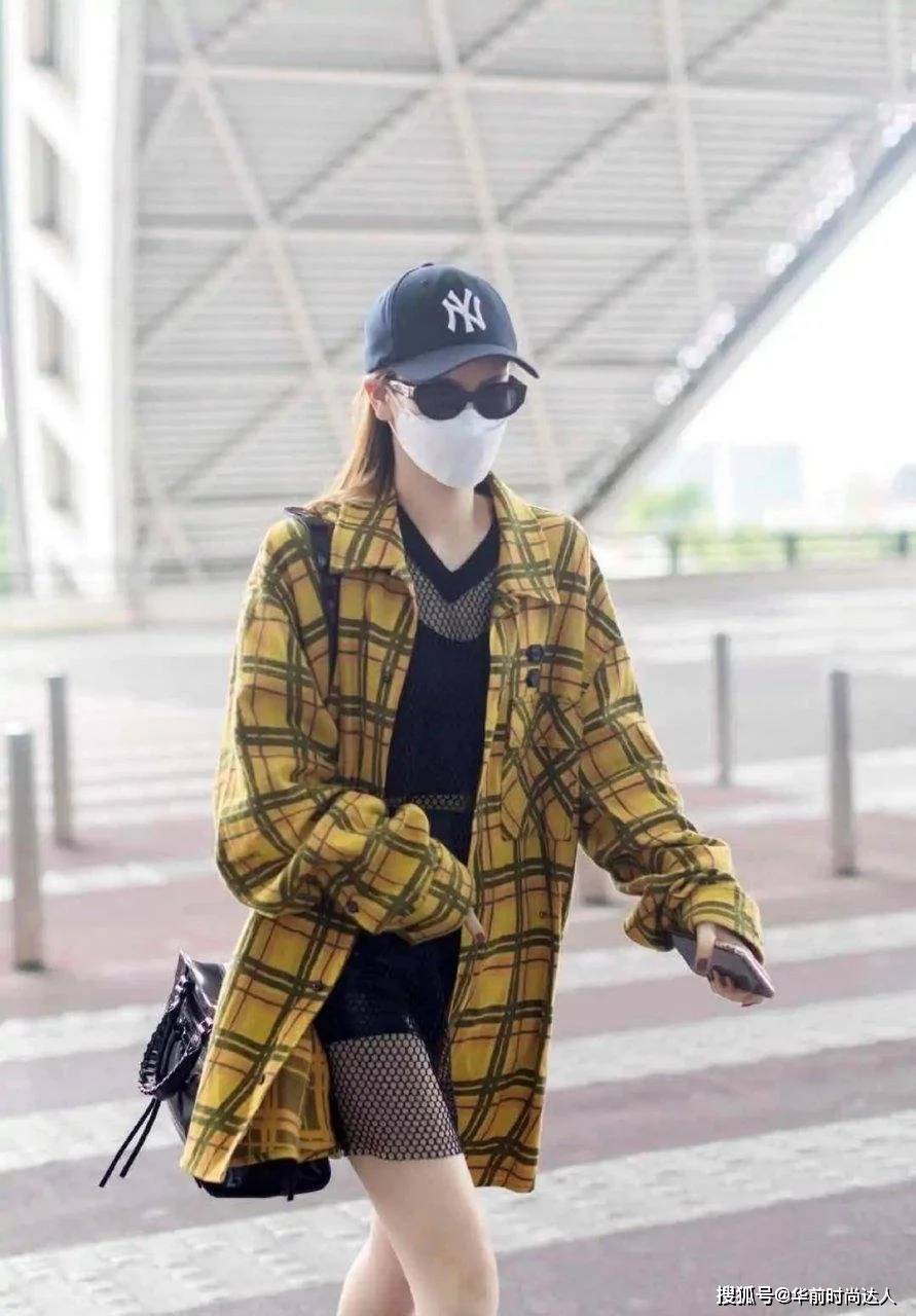 辣妈 戚薇不愧是会穿衣的辣妈,黄色格纹衬衫随性悠闲,配短靴霸气十足
