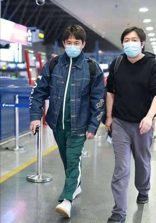 一身 黄磊近照帅回巅峰不敢认！暴瘦后大变样，剪寸头穿衬衣变得太年轻