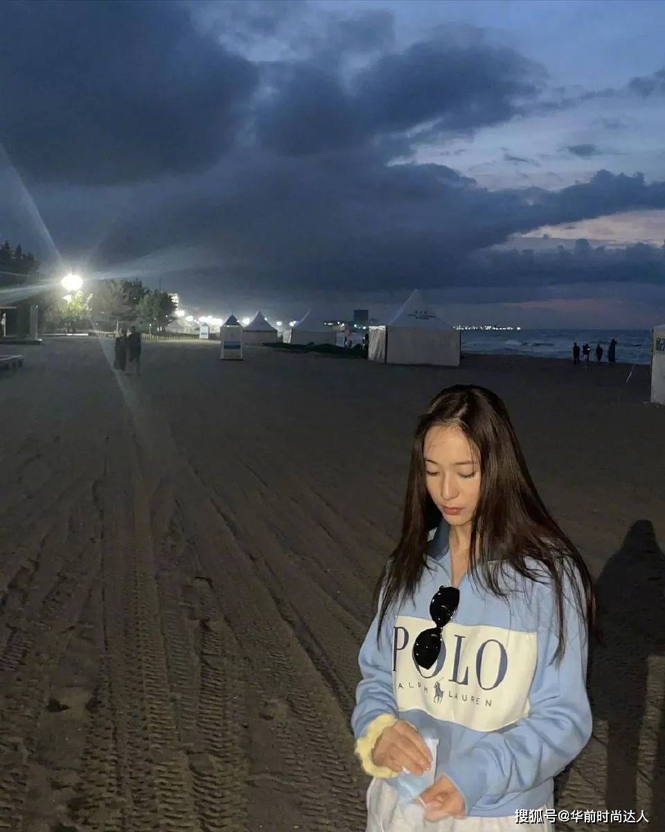 身材 卫衣配白色短裤减龄又洋气，郑秀晶真会穿，意外秀腿太美了