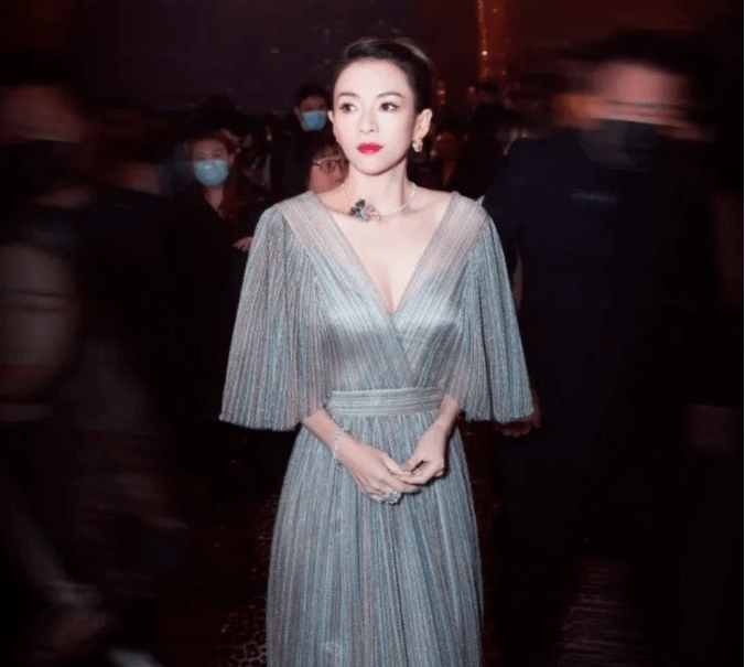 美人 章子怡被称之她为东方“美人坯子”，10衣服展示她不仅美还会穿