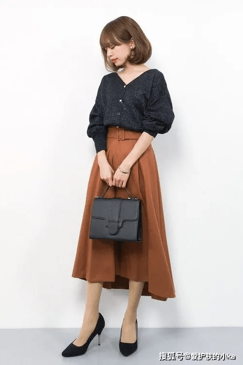 治愈 奶奶衫+碎花裙,奶奶衫+百褶裤=今秋时髦搭配,可气质可温柔