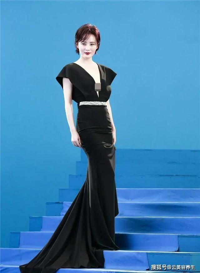 身材 40多岁的女人，尽量别穿T恤配短裤！推荐蒋勤勤这5套穿搭，真优雅