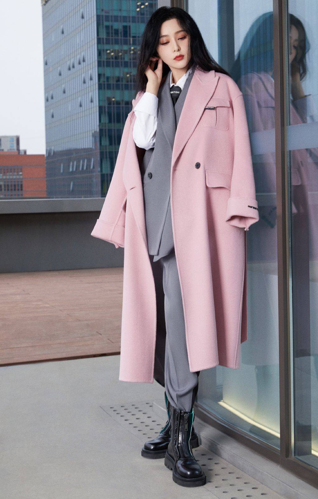 黑色 范冰冰罕见变“小女人”，穿粉色大衣不算啥，妆容也又纯又欲