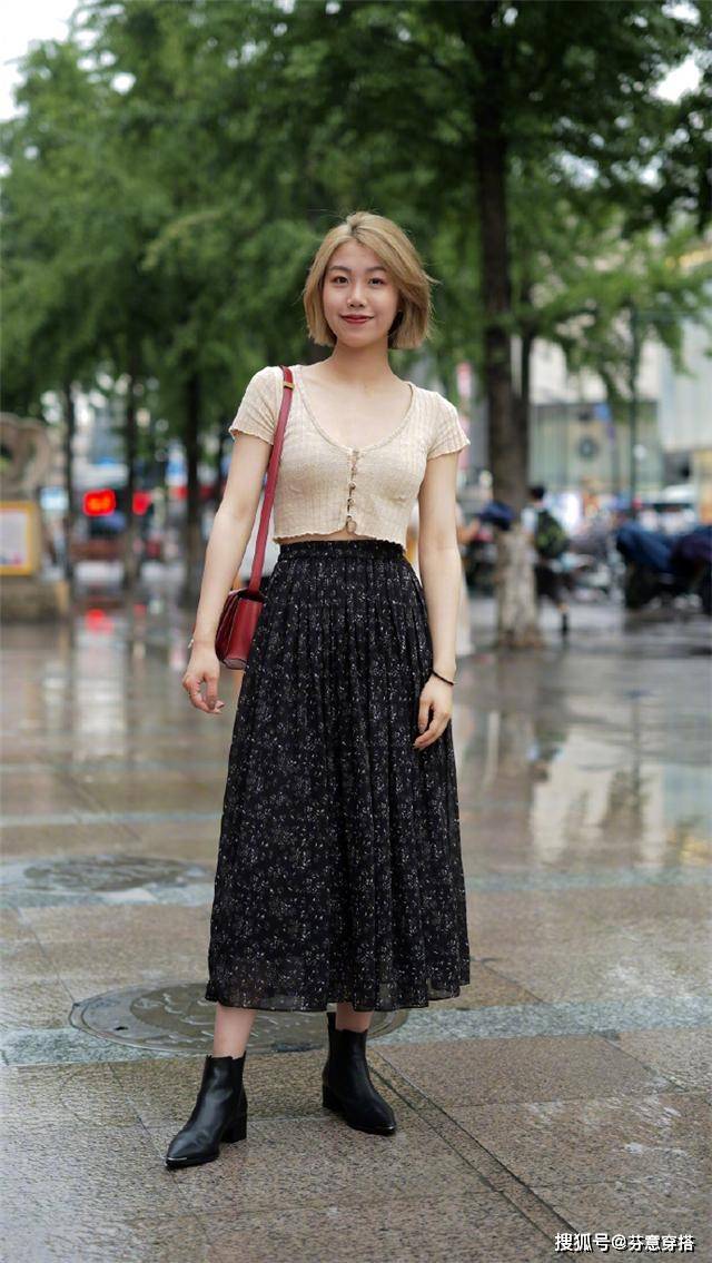 整体 离开裤子的T恤,搭“半身长裙”更洋气显瘦,看看潮人你就知道了