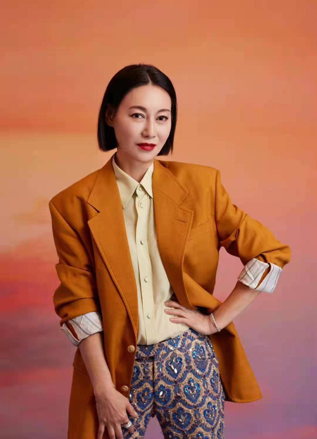 身材 被惠英红减龄穿搭惊艳到了，优雅高级少女味很足，再也不怕变老了