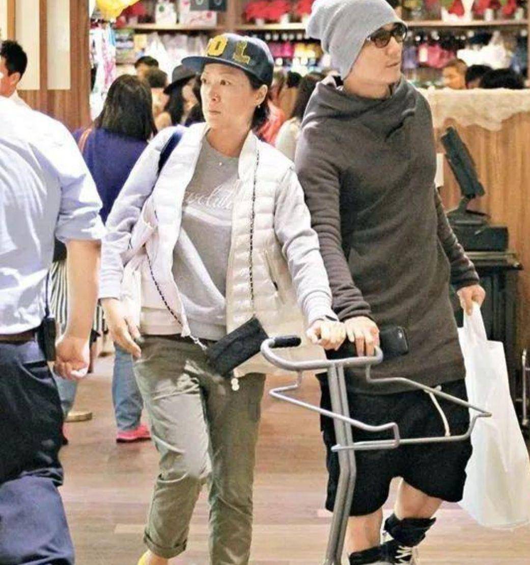 身材 任贤齐妻子穿小黑裙,大秀性感玲珑身材,两人同框太有夫妻相了