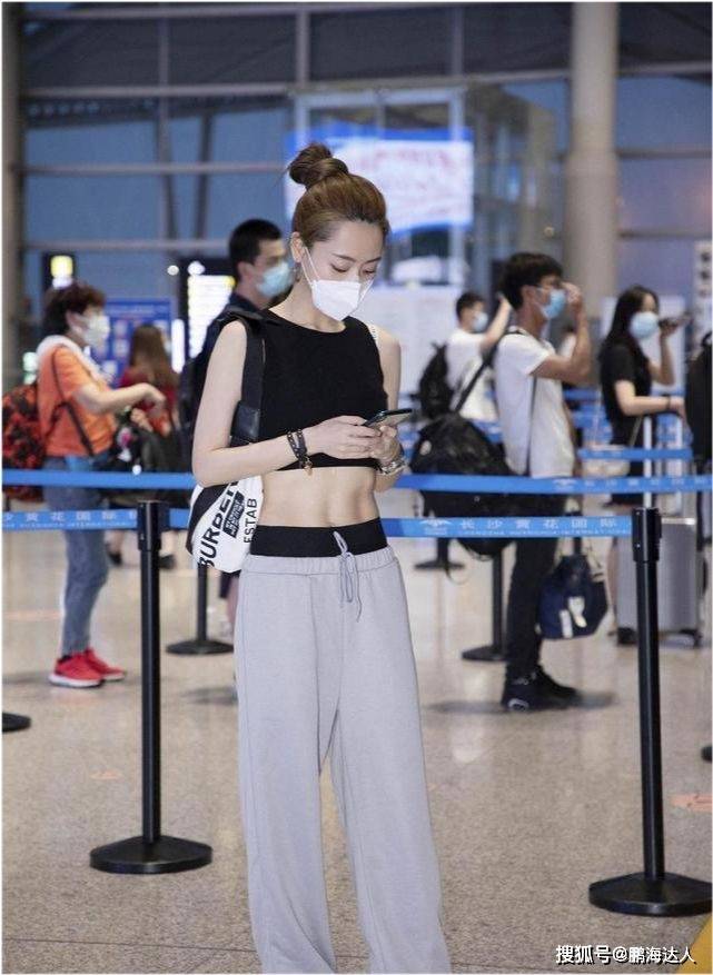 黑色 白冰才是真正的素颜美女，穿蓝色上衣配紧身裤，百搭身材真迷人