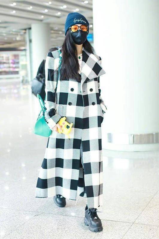 黑色 范冰冰罕见变“小女人”，穿粉色大衣不算啥，妆容也又纯又欲