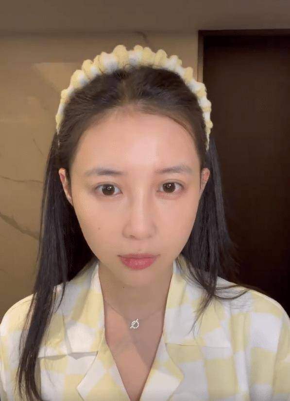 宣云潘玮柏妻子罕公开素颜照！怼脸拍白皙无瑕疵，说话咬到嘴唇部流血