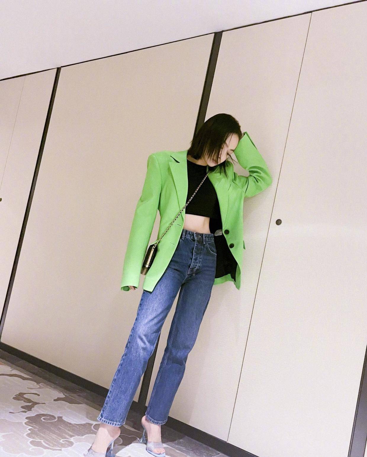 黑色 宋茜也太放得开了,穿黑色抹胸裙配网格披肩,一点不丑还挺潮