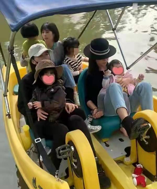 服装 高圆圆带女儿参加闺蜜聚会！孩子梳刘海像赵又廷，超可爱