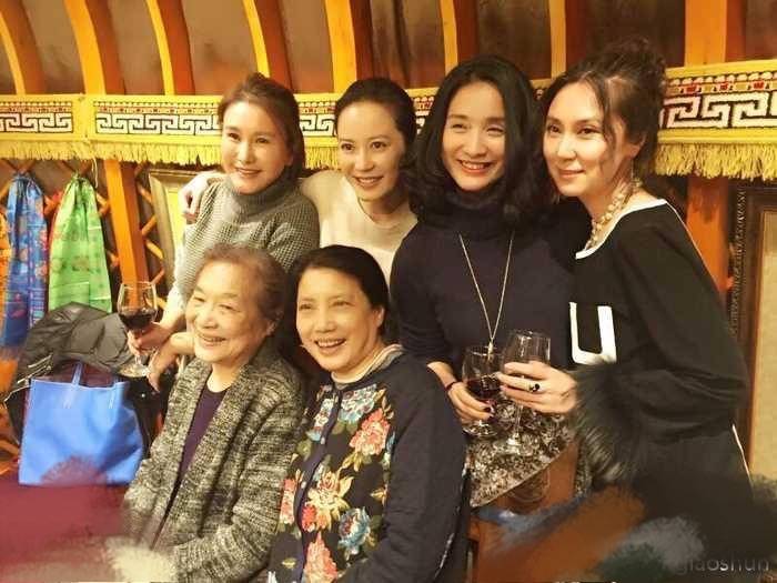 俞飞鸿 俞飞鸿不包装50岁也这么漂亮，跟同学比皮肤紧致年轻，气质更好！