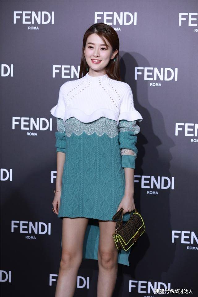 短裙 乔欣也太美了，荷叶边针织裙穿出满满少女感，连未修图都让人惊艳