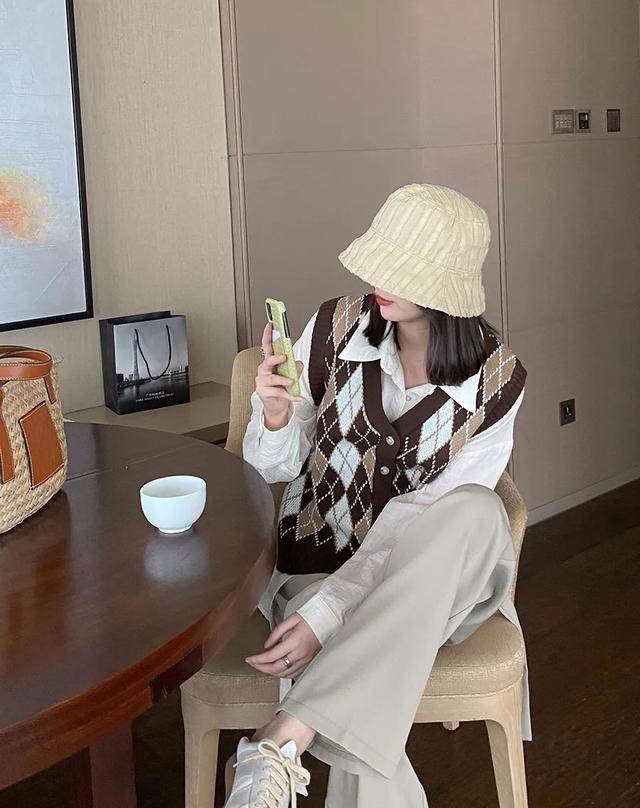 进行 秋天的正确打开方式是马甲，多种搭配方法啊，时髦又温柔！