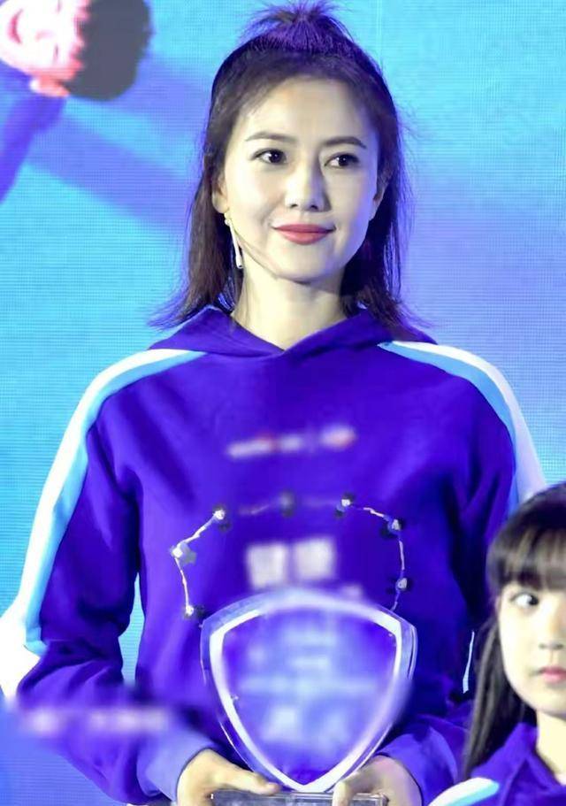 服装 高圆圆带女儿参加闺蜜聚会！孩子梳刘海像赵又廷，超可爱