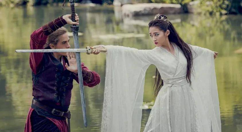 姜文|比烂谁与争锋?姜文胡军熬成打酱油,关晓彤的大长腿没有烟花抢眼