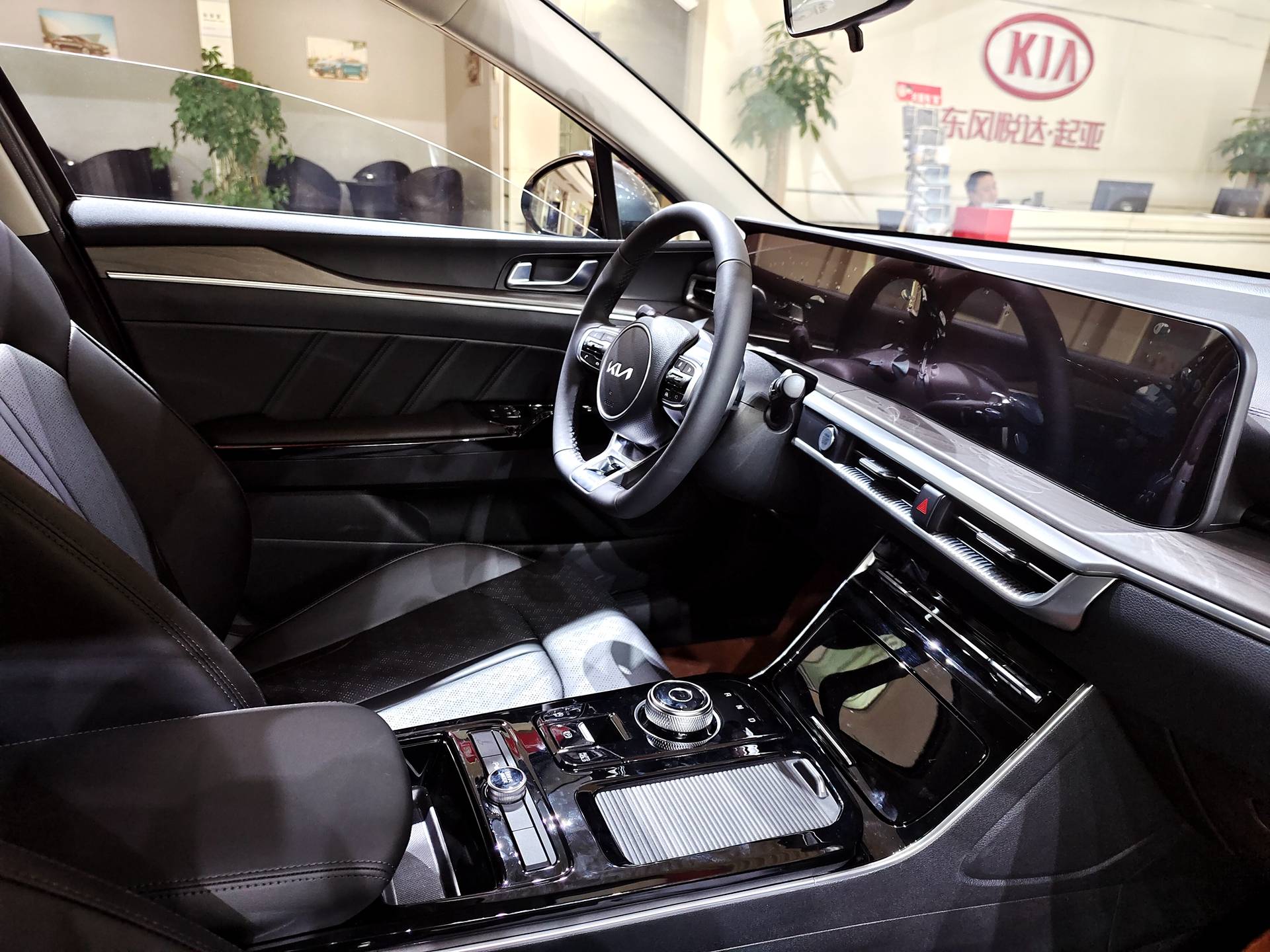 外形年轻个性实拍起亚k5凯酷内饰科技感强