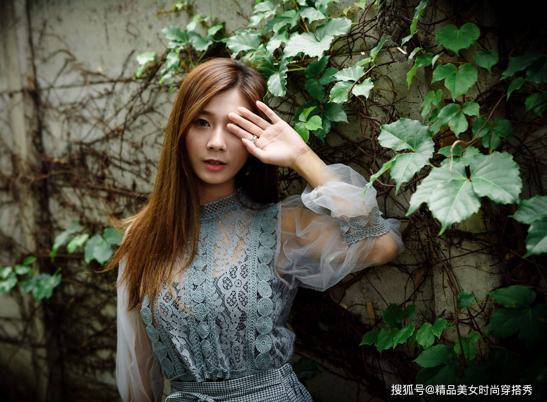 帆布鞋 灰色的蕾丝上衣尽显甜美韩范，网纱拼接灯笼袖时尚减龄有气质