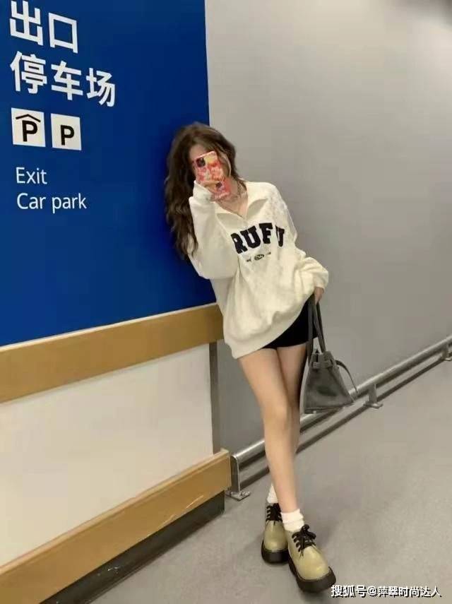 毛衣 不要再穿运动鞋了，今年更流行马丁靴，怎样穿都很时髦！