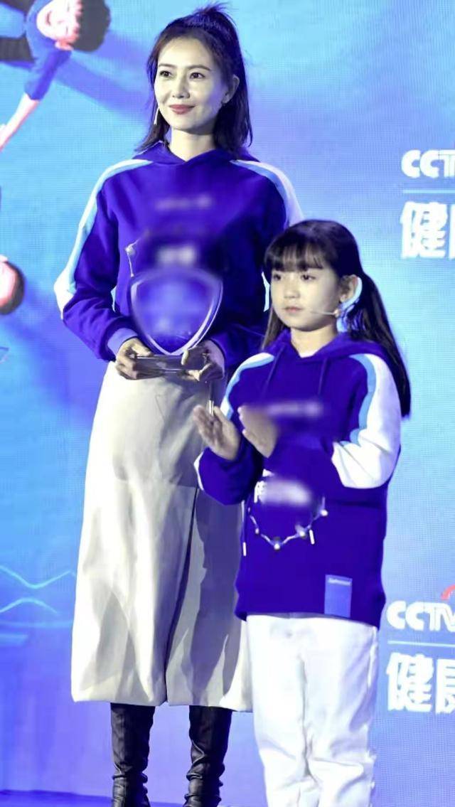 服装 高圆圆带女儿参加闺蜜聚会！孩子梳刘海像赵又廷，超可爱