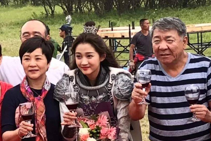 姜文|比烂谁与争锋?姜文胡军熬成打酱油,关晓彤的大长腿没有烟花抢眼