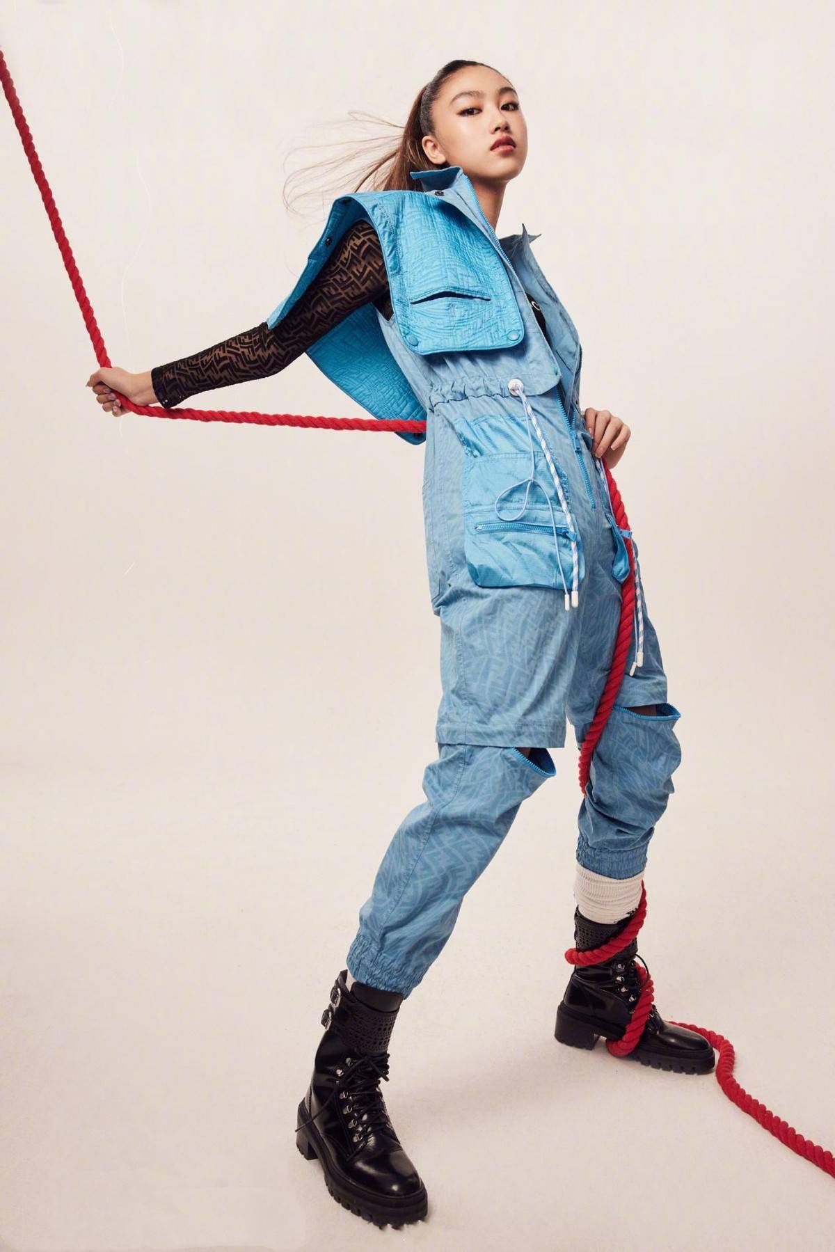 年龄段 任达华女儿真长大了,超模般高挑身材也能驾驭少女风,虎父无犬女