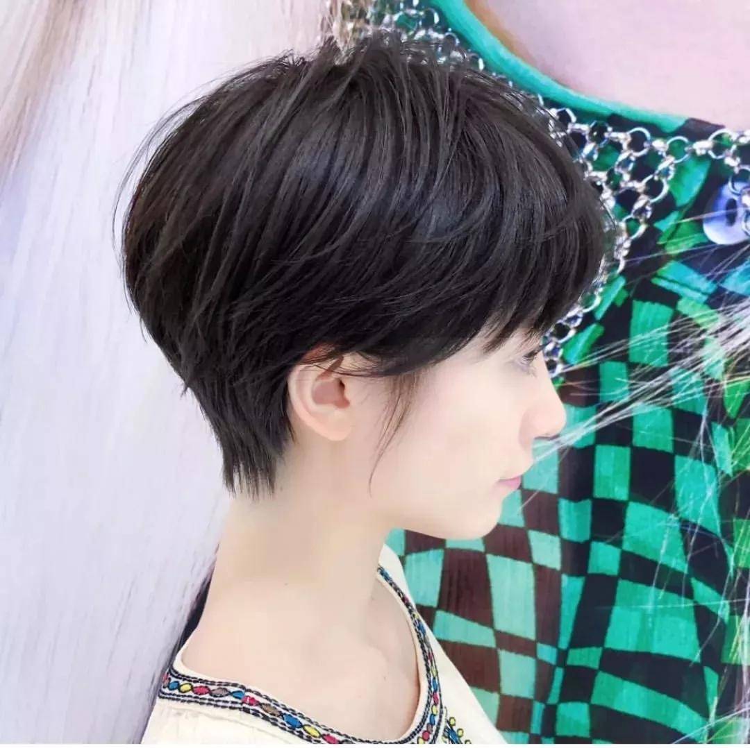 卷发爱美的女生短发该怎么剪才会更有气质、更有型?大有讲究!