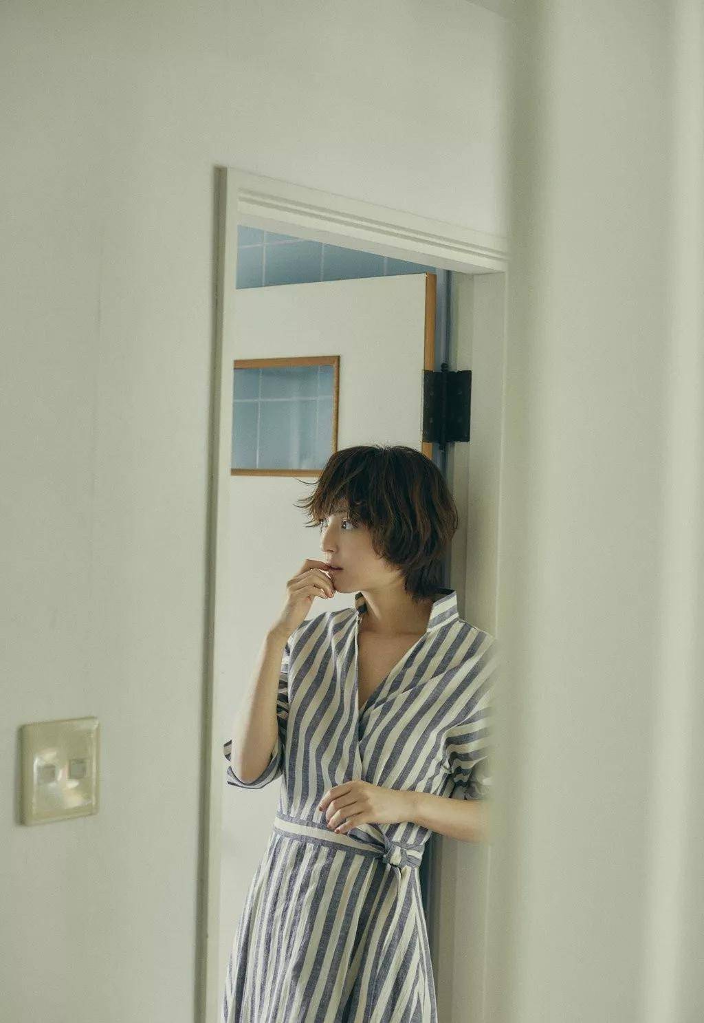 卷发爱美的女生短发该怎么剪才会更有气质、更有型?大有讲究!