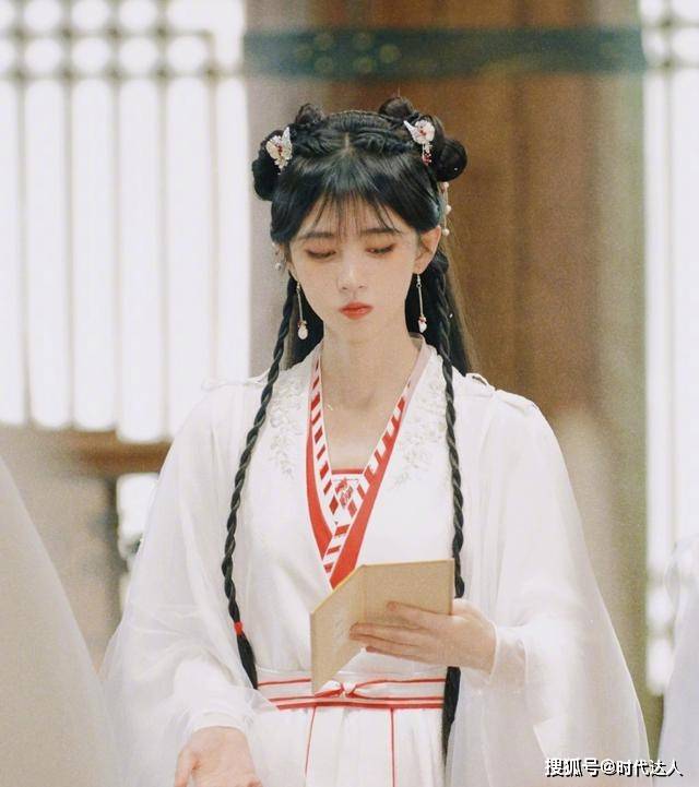剑眉鞠婧祎终于“换妆”了，但网友却直言：像女装大佬