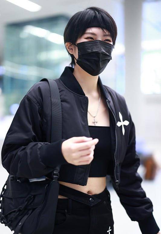 全运动 姚安娜终于找到适合自己的风格，穿的服装很帅气，看着也显瘦