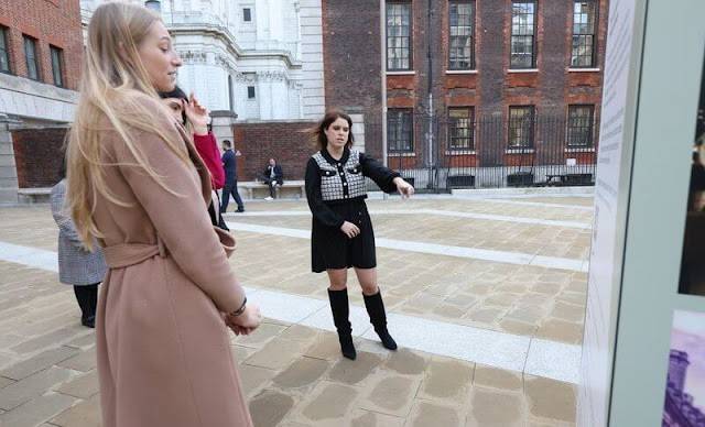短裙 英国尤金妮公主身材大变样！格纹短裙暴露粗腰，脸盘子更是胖一圈