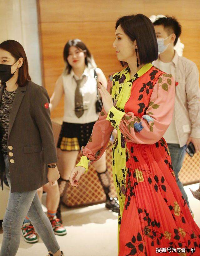 设计 杨千嬅穿衣越来越独特，一身“红黄”撞色印花裙，别说还挺耀眼
