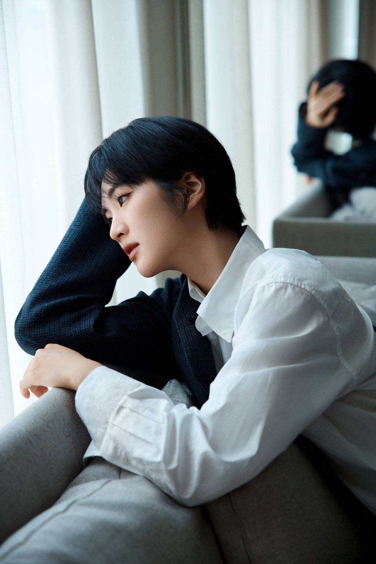 富家 姚安娜改变风格,穿一身男士西装配利落短发,富家千金变职场精英