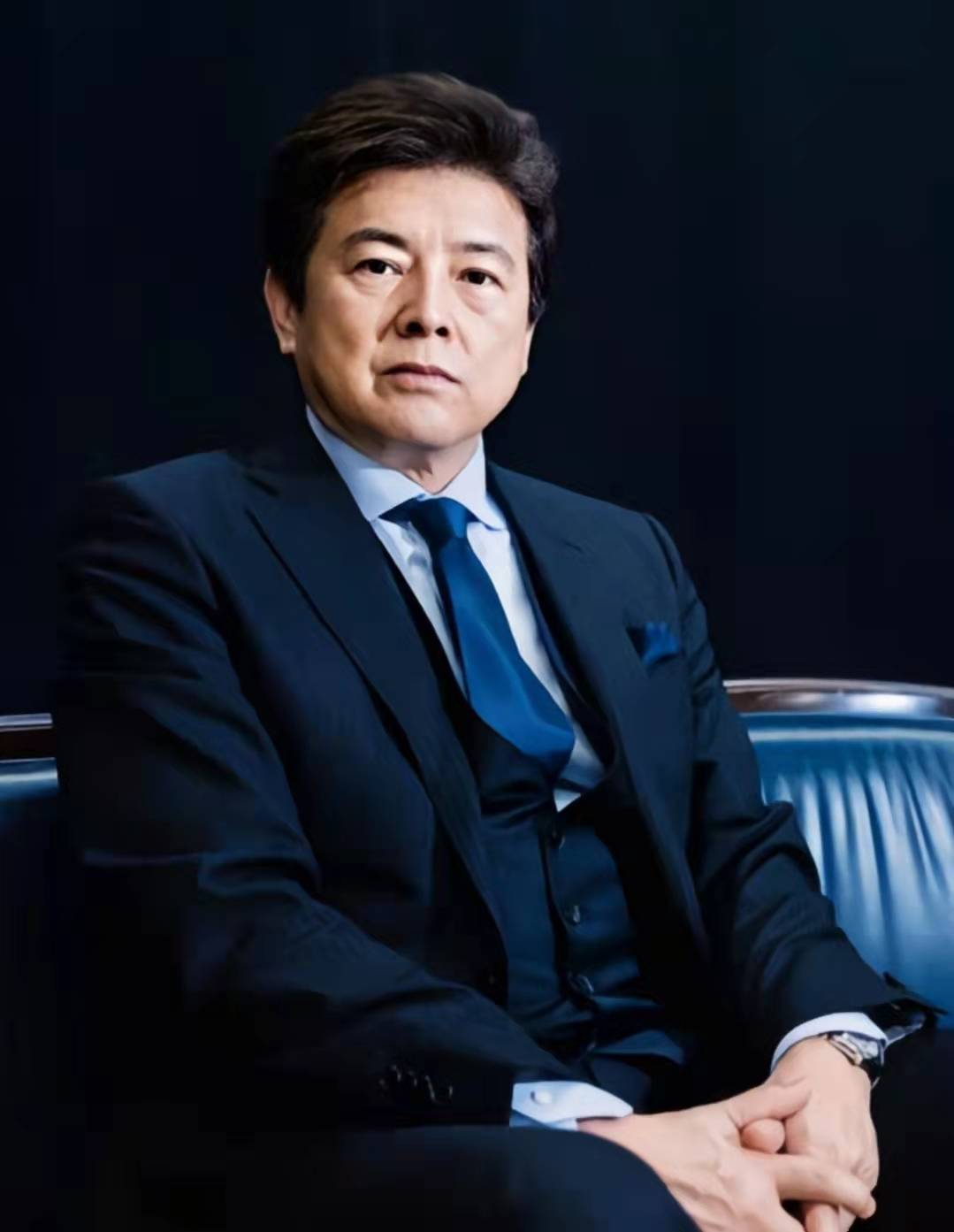 69岁三浦友和发量让人羡三明治叠搭把西装穿得好儒雅真潮