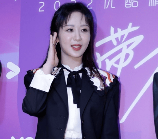 西装女星生图较量：杨紫黑长直显浮肿，热巴红色蕾丝裙，热依扎白西装