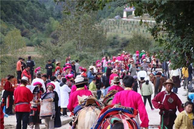探秘香格里拉世界第一村——尼汝传统祭山跑马节