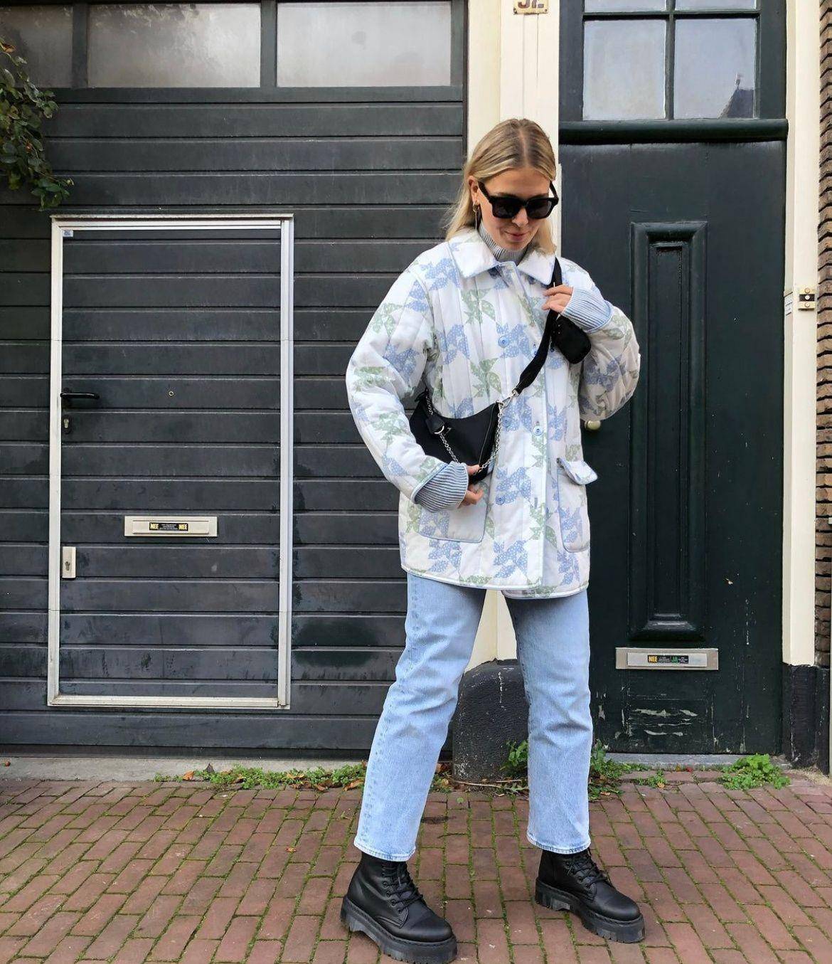 卫衣 建议！中年女人都备一件羽绒马甲，毛衣、卫衣随意搭，高级又保暖