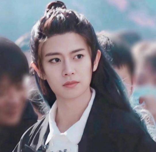 好身材|任嘉伦新剧曝光,穿假“肌肉衣”惹争议,网友:满满硅胶感