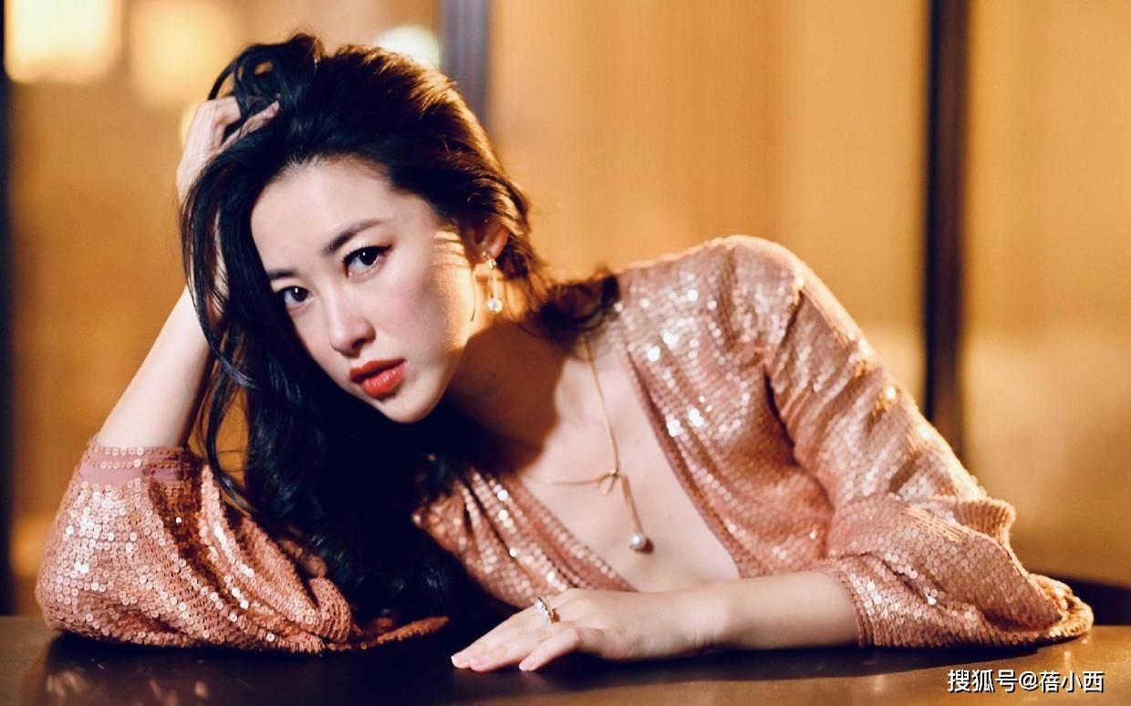 面孔 朱珠不愧是“全球最美面孔”，穿香槟色亮片裙拍大片，气质太惊艳