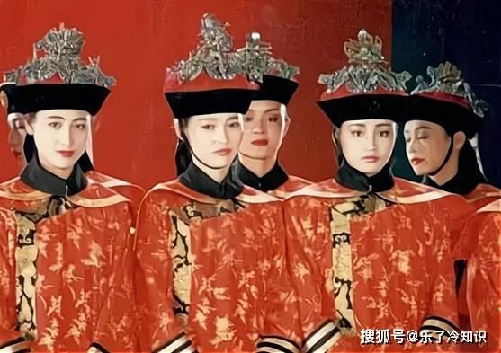 31年前王祖贤的故宫旧照，自己早已退圈，而背景模特却成当红明星