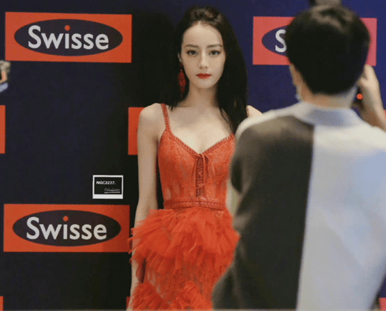 西装女星生图较量：杨紫黑长直显浮肿，热巴红色蕾丝裙，热依扎白西装