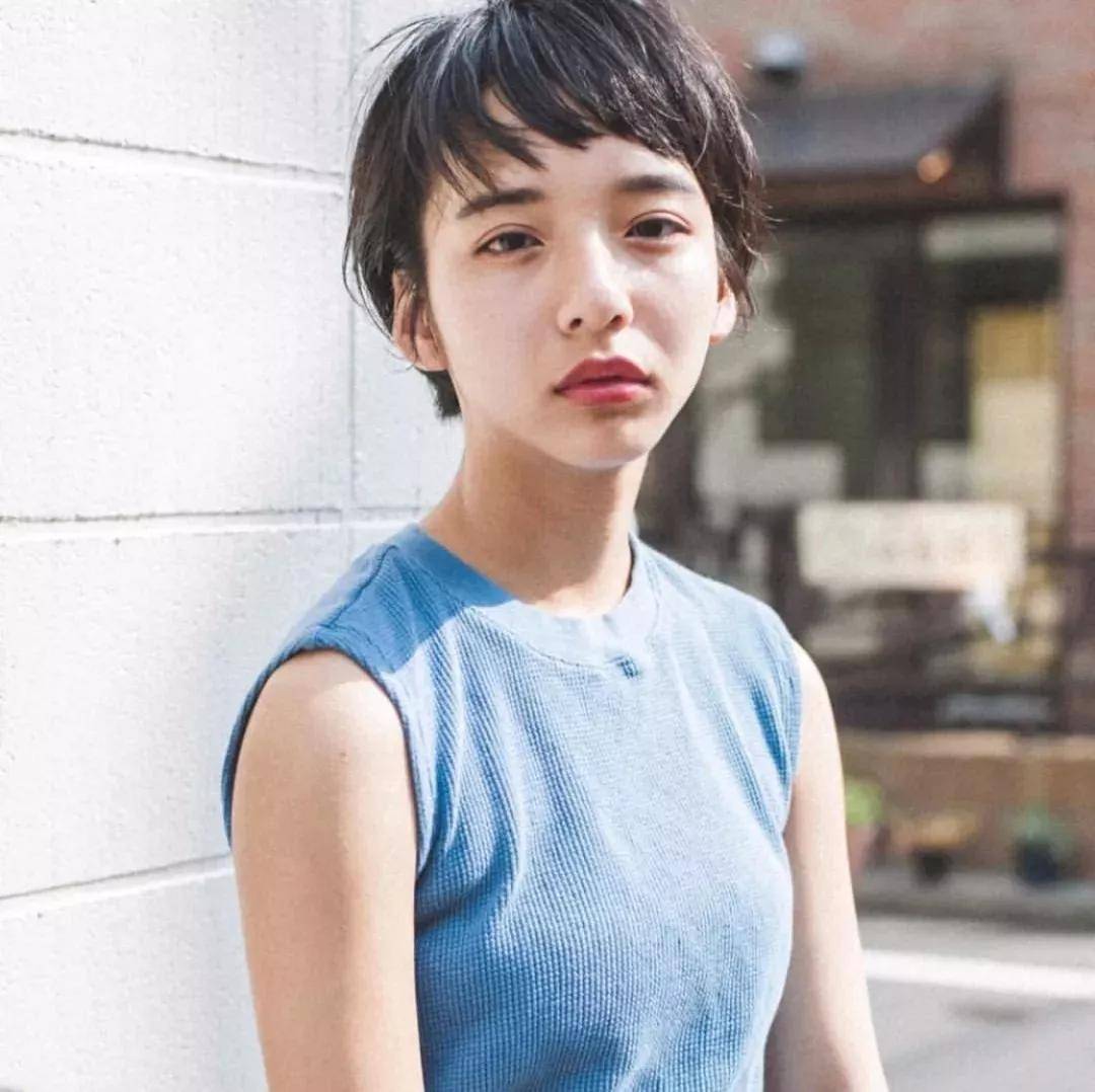 卷发爱美的女生短发该怎么剪才会更有气质、更有型?大有讲究!