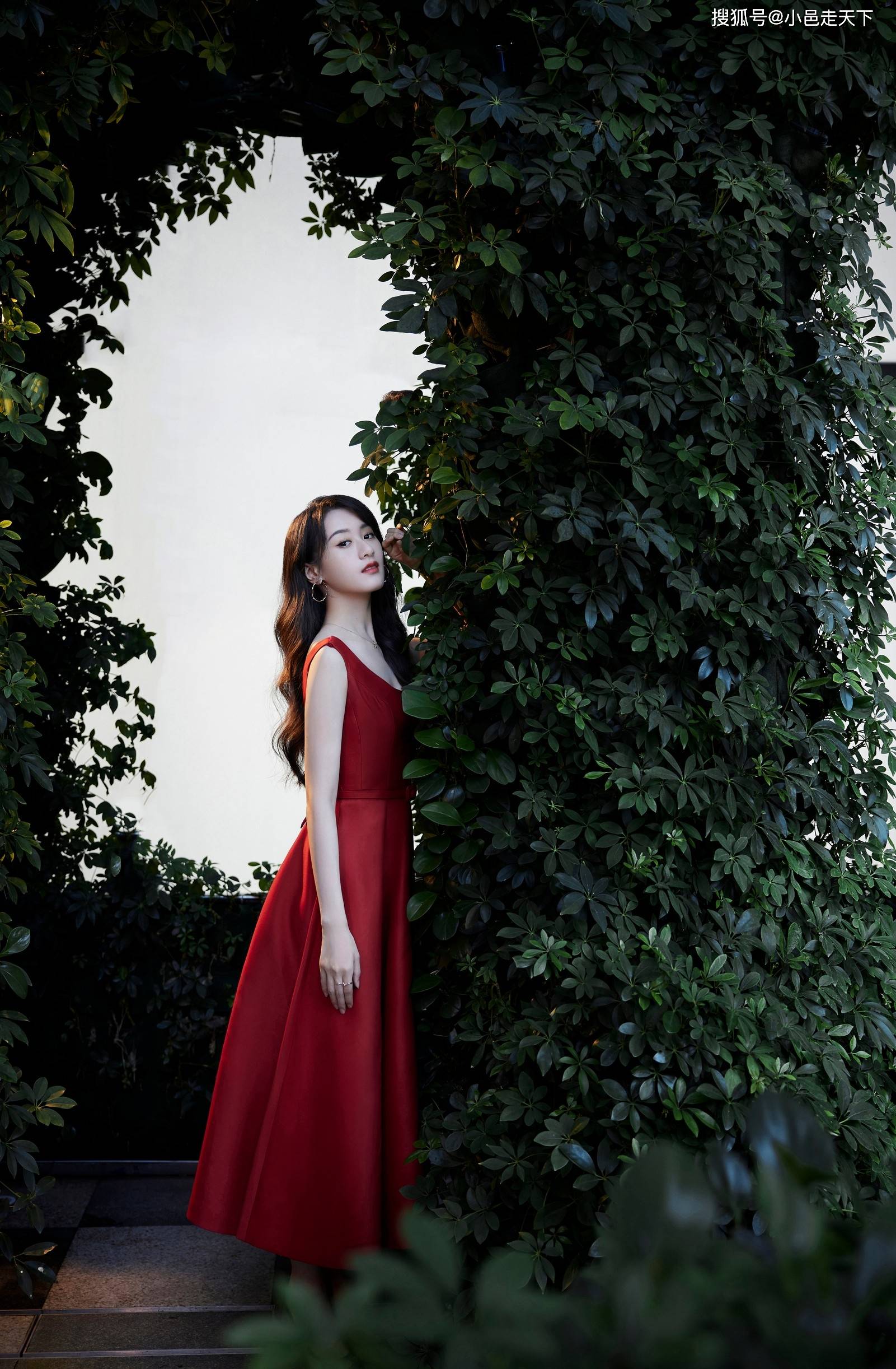 袁冰妍大红长裙优雅写真