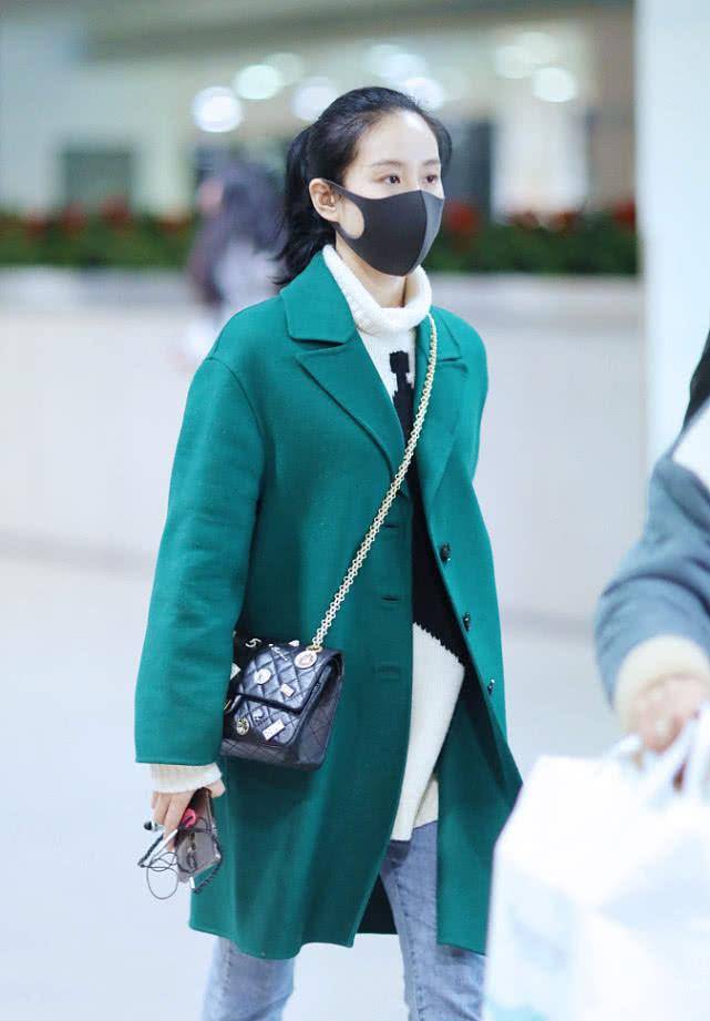 气息 刘诗诗外穿绿色呢大衣,扎个马尾辫出行,那种少女气息不减!