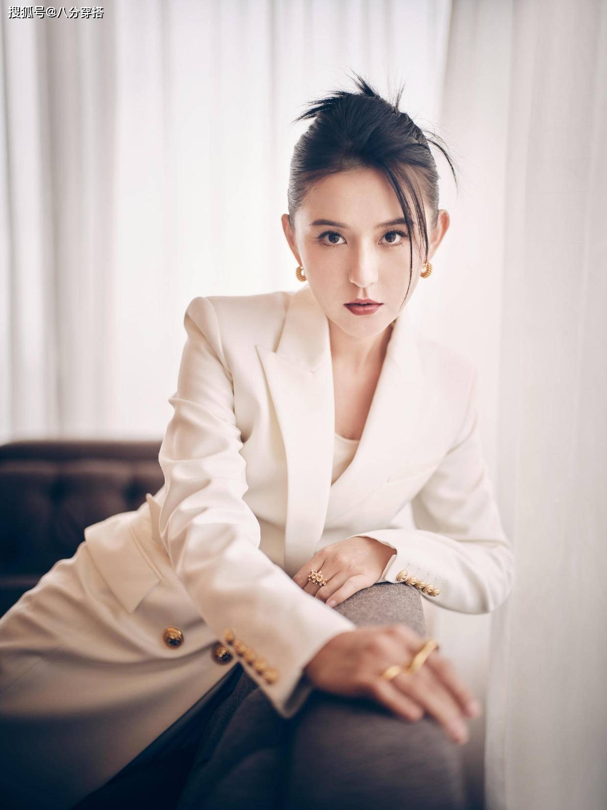 原创热依扎转型成功,穿白色西装裙亮相颇有ol气场,时尚大方真高调